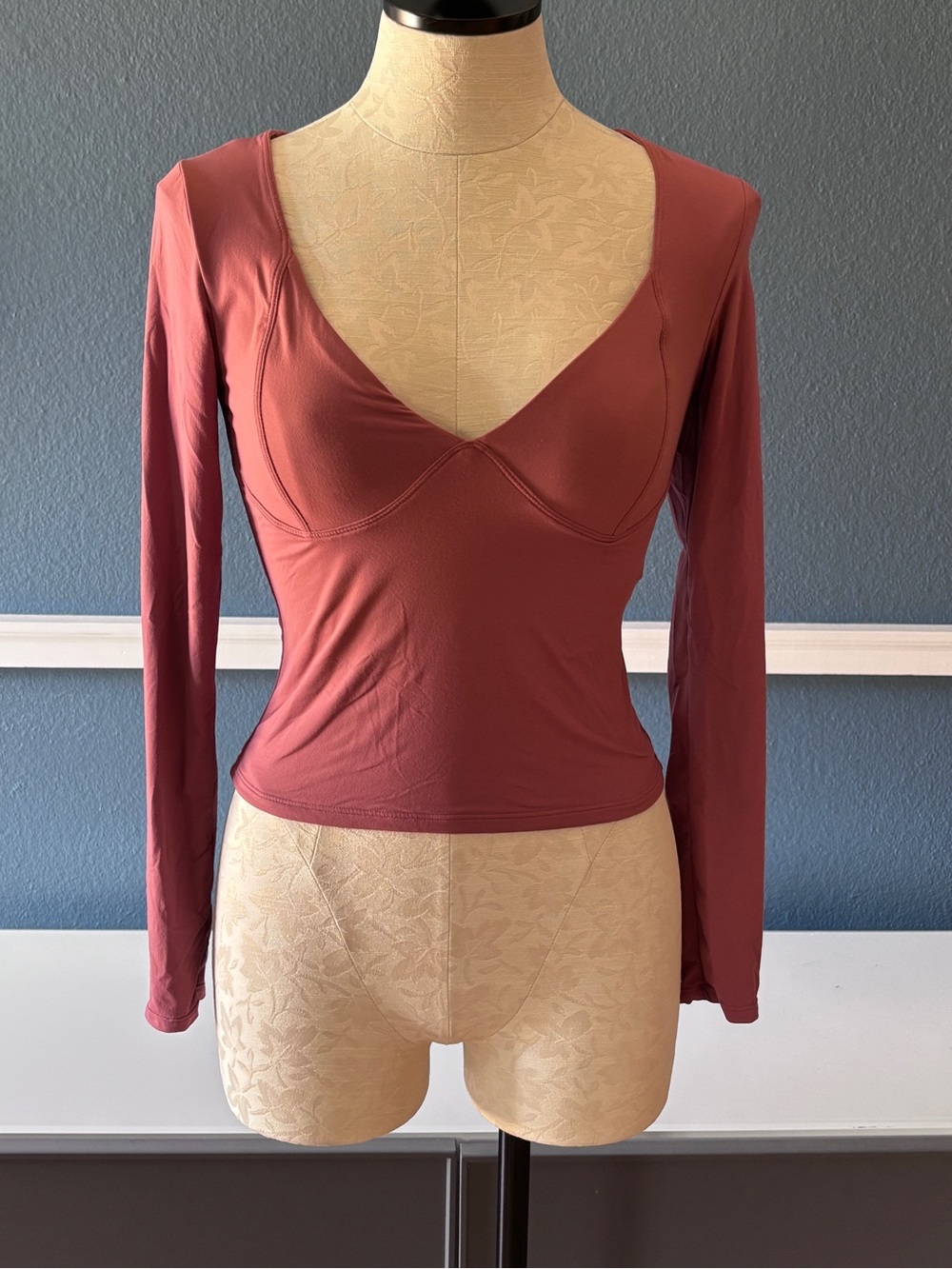 🛍️ QINSEN Women’s Long Sleeve V-Neck Fitted Top – Dusty Pink – M